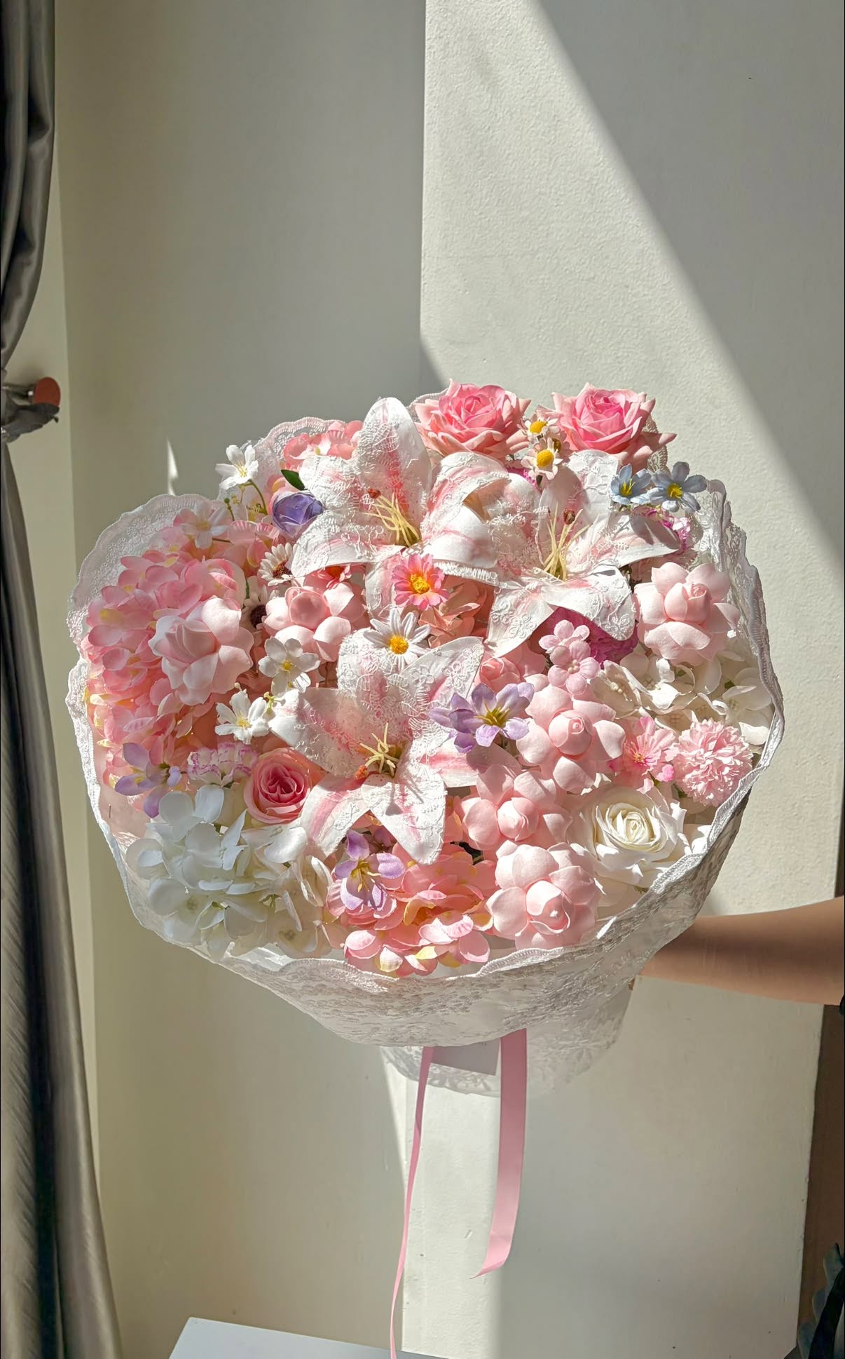 Bó hoa hồng tỉ muội phối hoa trang trí màu pastel làm quà tặng 20/10.