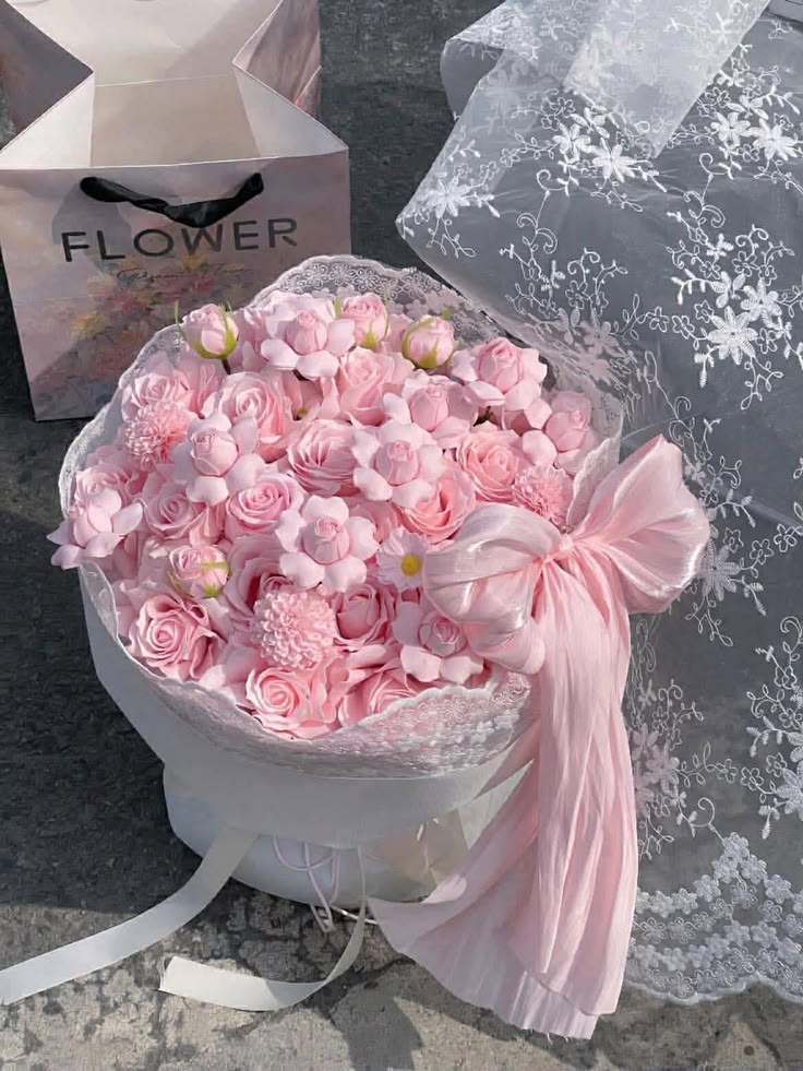 Bó hoa hồng tỉ muội màu hồng phối nơ lớn và giấy gói ren tặng ngày 20/10.