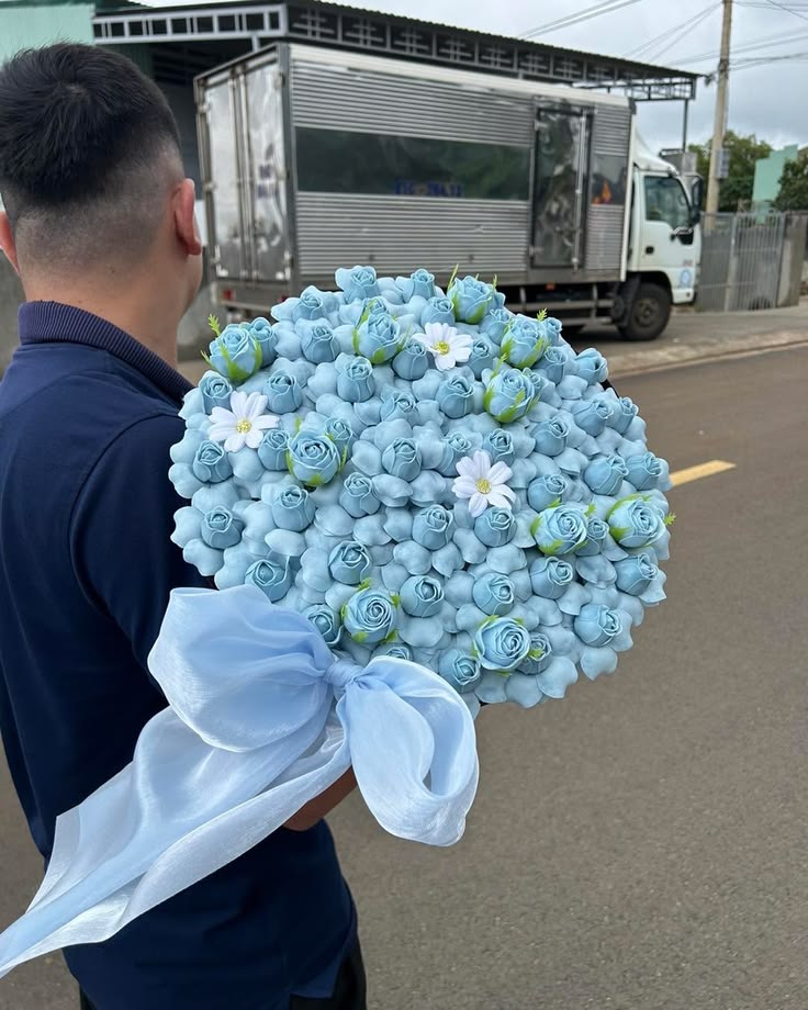 Bó hoa hồng tiểu muội màu xanh pastel phối nơ trắng làm quà tặng 20/10.