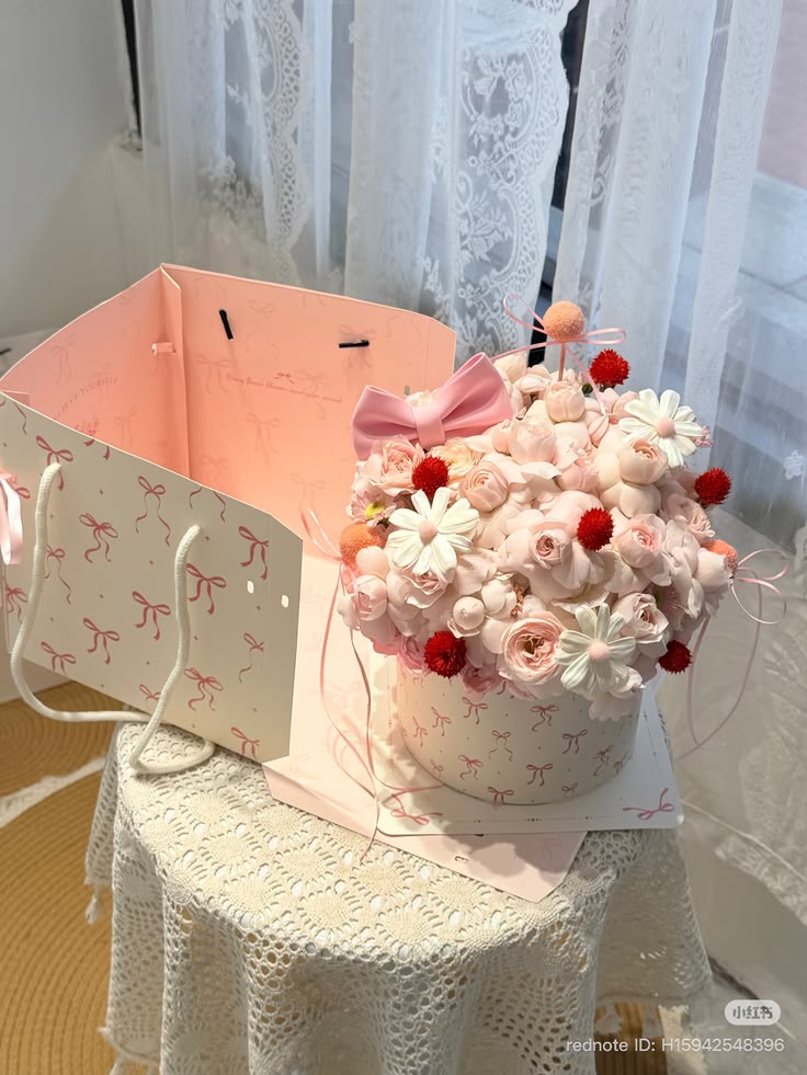 Hộp hoa hồng tỉ muội phối nhiều loại hoa màu pastel làm quà tặng ngày 20/10.